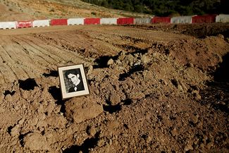 Портрет Федерико Гарсиа Лорки на месте археологических раскопок, где ведутся поиски братской могилы жертв гражданской войны. Альфакар, 19 ноября 2014 год