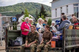 Солдаты бундесвера эвакуируют пациентов больницы в городе Бад-Нойенар-Арвайлер на западе Германии, который подвергся затоплению из-за ливня, продолжавшегося всю ночь 14 июля. 15 июля 2021 года