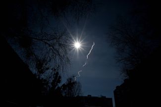 След ракеты в небе над Киевской областью. 12 марта 2022 года