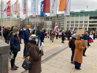 В Гамбурге площадь, где проходила акция в поддержку Навального, была размечена кружками — для соблюдения дистанции между участниками