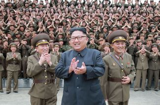 Ким Чен Ын инспектирует командный пункт стратегических сил Корейской народной армии. 14 августа 2017 года