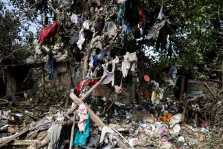 Разбросанные одежда и личные вещи жителей Славянска после ракетного удара по городу