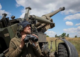 Украинский военнослужащий на линии фронта в Донбассе проверяет местность после обстрела из буксируемой гаубицы FH70