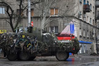Украинская военная техника едет по улице Бахмута, где продолжаются ожесточенные бои с российскими войсками