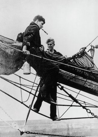 Герцог Эдинбургский вместе с товарищем занимается оснасткой судна. 1935 год