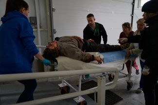 Медицинские работники Торецка готовят местную жительницу Веру к экстренной операции. Женщина получила множественные ранения конечностей во время артиллерийского удара ВС РФ по прифронтовому городу в Донецкой области