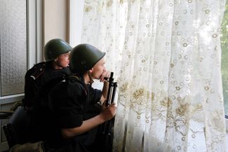 Ukrainian Internal Troops guard the Interior Ministry building in Luhansk. May 18, 2014.