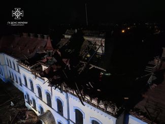 Поврежденное здание Львовского национального университета. Дубляны, Львовская область