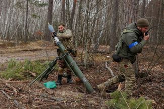 Украинский военнослужащий готовится к стрельбе из миномета