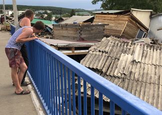 Homes destroyed by <a href="https://meduza.io/en/feature/2019/07/04/we-didn-t-panic-they-fooled-us" target="_blank">flooding in Tulun</a>, in Russia’s Irkutsk region. July 2, 2019.