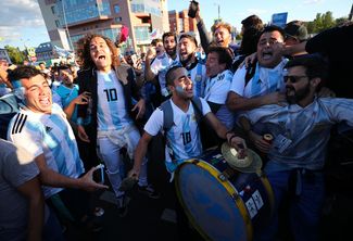 Аргентинские фанаты перед матчем сборной их страны с Хорватией в Нижнем Новгороде. 21 июня 2018 года