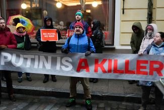 Митинг напротив посольства России в Таллине