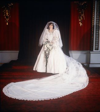 Диана Спенсер в свадебном платье (образ разработали дизайнеры Дэвид и Элизабет Эммануэль). Венчание прошло в соборе Святого Павла 29 июля 1981 года. Фото сделано в Букингемском дворце после церемонии