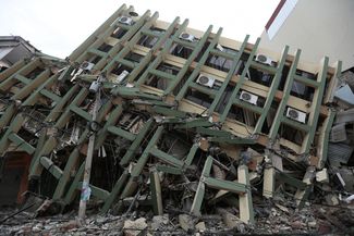 Разрушенное здание в Портовьехо. Эквадор, 17 апреля 2016 года.
