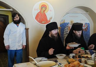 Обед в трапезной Иоанно-Богословского мужского монастыря в селе Пощупово в Рязанской области, 21 марта 2016 года