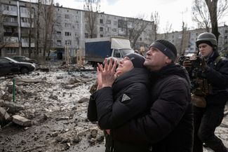 Жительница Покровска наблюдает за спасательной операцией