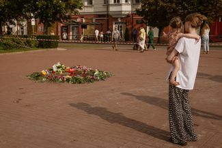 Стихийный мемориал из цветов в память о погибших на месте удара российской ракеты в центре Чернигова, 20 августа 2023 года