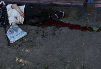 Тело мужчины, погибшего в результате обстрелов жилых кварталов Харькова