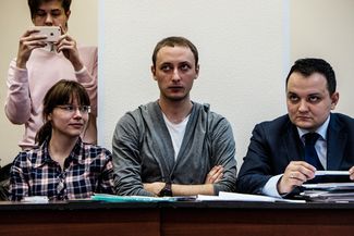 Тимофей Кулябин (в центре) и Сергей Бадамшин во время заседания суда, 10 марта 2015 года