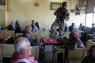 23 февраля 2005 года. Багдад. Американские военные патрулируют пригород столицы. Обучение иракских военных и полиции, чтобы передать им контроль над безопасностью, в первые годы после начала кампании было одной из главных задач американского контингента в Ираке.