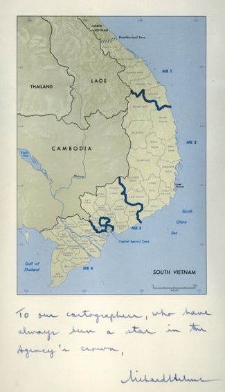 Начало 1970-х годов. Карта Южного Вьетнама с дарственной надписью: «Нашему картографу, который всегда был жемчужиной в короне агентства»