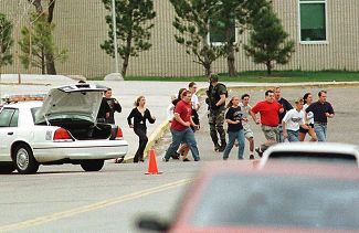 В результате нападения двух вооруженных подростков на школу Колумбайн в штате Колорадо погибли 15 человек, 20 апреля 1999 года