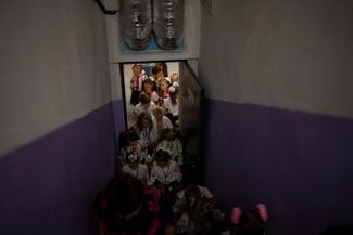 Школьники покидают убежище после тренировочной эвакуации 1 сентября. Ирпень