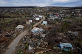 Село Яковлевка Харьковской области после российской бомбардировки с воздуха.