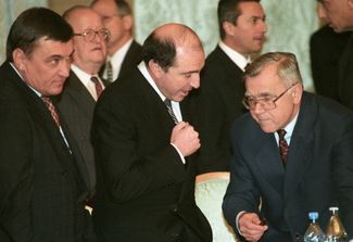 Борис Березовский (в центре) в должности исполнительного секретаря СНГ