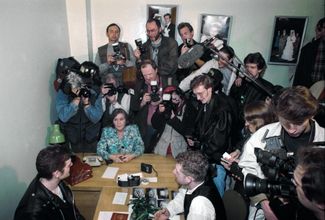 Художники Ярослав Могутин и Роберт Филлипини во Дворце бракосочетания. Москва, 12 апреля 1994 года