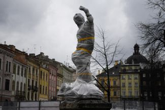 Статуи во Львове обматывают противопожарным материалом, чтобы защитить их от огня и случайных осколков