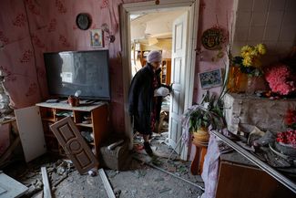 66-летняя жительница Донецка Светлана Бойко, раненая во время недавнего обстрела, в своем доме, 12 марта 2023 года