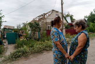Жительница Краматорска Валентина Кондратьева (слева) и ее соседка. Кондратьева — одна из тех, кто получил ранения в результате ракетного удара в ночь на субботу