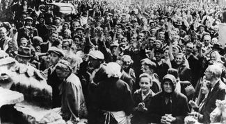 Жители Львова приветствуют немецких солдат в 1941 году