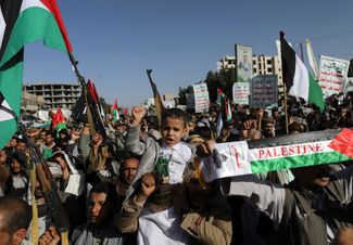 Митинг в знак протеста против авиаударов Израиля по сектору Газа в столице Йемена Сане, 13 октября 2023 года. Йеменские повстанцы-хуситы 10 октября заявили, что готовы присоединиться к войне ХАМАС с Израилем, если США станут участником конфликта, <a href="https://www.aa.com.tr/en/middle-east/yemen-rebels-threaten-to-join-hamas-attack-on-israel-if-us-intervenes-in-conflict/3014839" rel="noopener noreferrer" target="_blank">сообщает</a> турецкое информационное агентство «Анадолу». «Мы находимся в полной координации с нашими братьями по оси сопротивления», — заявил лидер группировки Абдул-Малик аль-Хуси