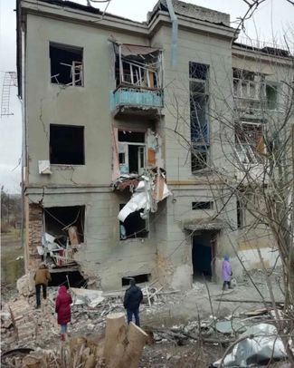 Жилой дом в Изюме после обстрела