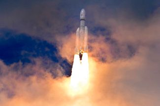 Первые минуты полета ракеты LVM3, которая отправила к Луне индийскую станцию «Чандраян-3» с космодрома Шрихарикота 14 июля 2023 года