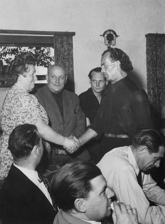 Бруно Грёнинг (справа) вместе со своими последователями. 1949 год