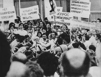 Сахаров во время выступления на митинге в поддержку создания общества «Мемориал» (ныне признано в России «иностранным агентом», мы указываем это по требованию властей). 25 июня 1988 года