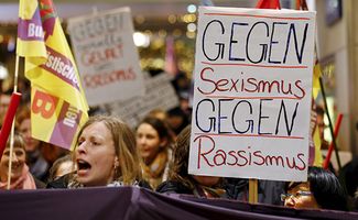 Акция протеста в Кельне 5 января 2016 года. На плакате написано «Нет сексизму — нет расизму».