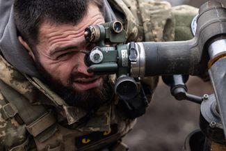 Военнослужащий готовится начать огонь по российским позициям из миномета
