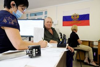 Житель Мелитополя подает документы на получение российского паспорта. 3 августа 2022 года