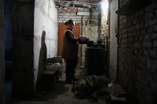Женщина готовит в подвале одного из домов Лимана