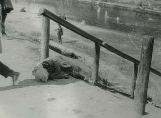 Тело ребенка на улице Харькова. 1933 год