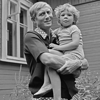 Евгений Евтушенко с сыном, август 1972 года