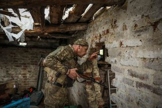 Украинский солдат следит за обстановкой на позиции ВСУ