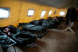 В одной из палаток журналисты запечатлели отдыхающих военнослужащих белорусской армии