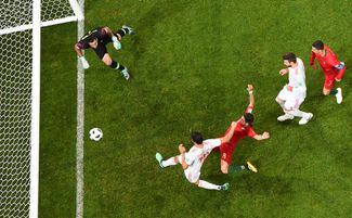 Испанец Диего Коста забивает в ворота сборной Португалии