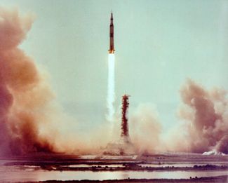 Старт сверхтяжелой ракеты-носителя Saturn V с кораблем Apollo 11 на борту 16 июля 1969 года. Корабль доставил первых в истории астронавтов на Луну. Saturn V, который использовал в качестве горючего жидкий водород, по-прежнему остается самой мощной и грузоподъемной ракетой в истории.