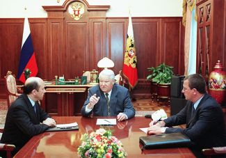 Слева направо: министр иностранных дел Игорь Иванов, президент России Борис Ельцин, замглавы администрации президента Сергей Приходько на встрече в Кремле, 23 августа 1999 года